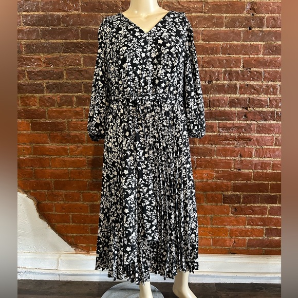NWT Land Bryant Black and White Floral Dress with Pleated Bottom Size 20 - Picture 1 of 7